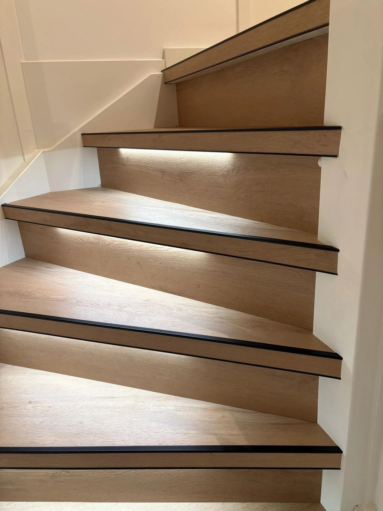 PVC traptreden met verlichting onder de neus van elke trede