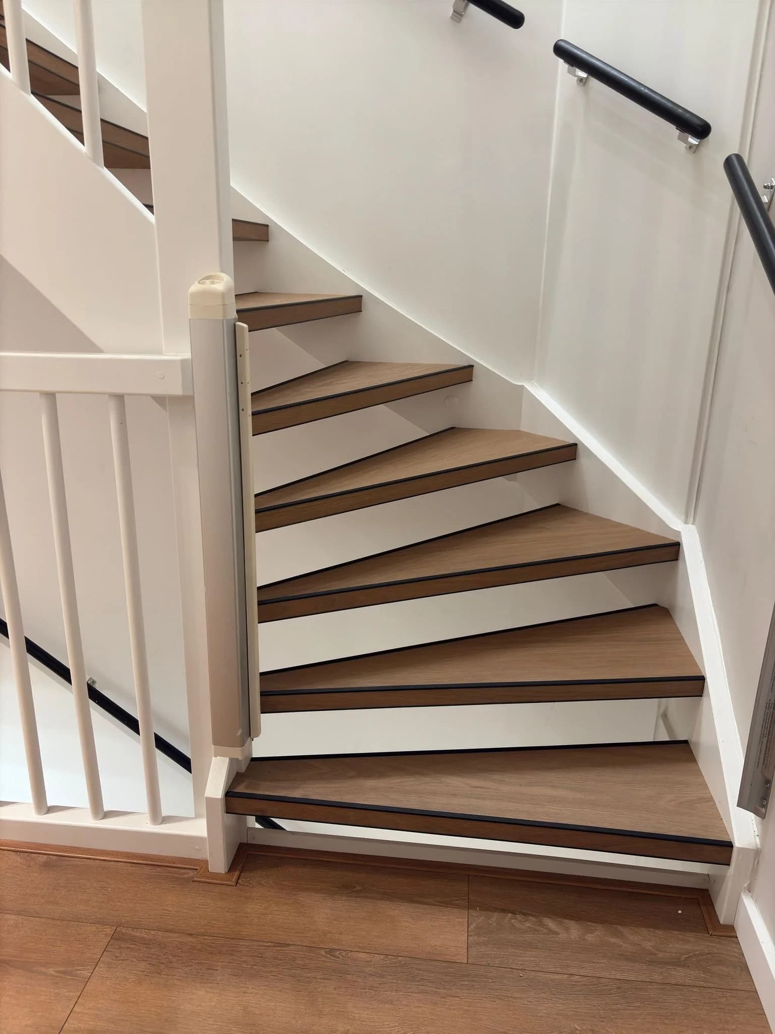 Waaiertrap bekleed met PVC, elke trede strak op maat gelegd