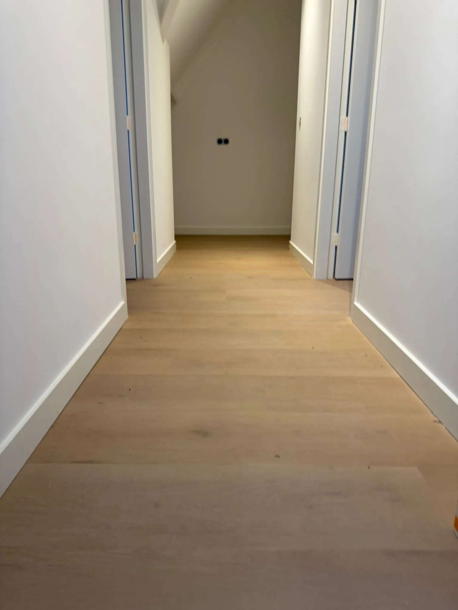 PVC vloer in rechte strook in een hal, licht eiken