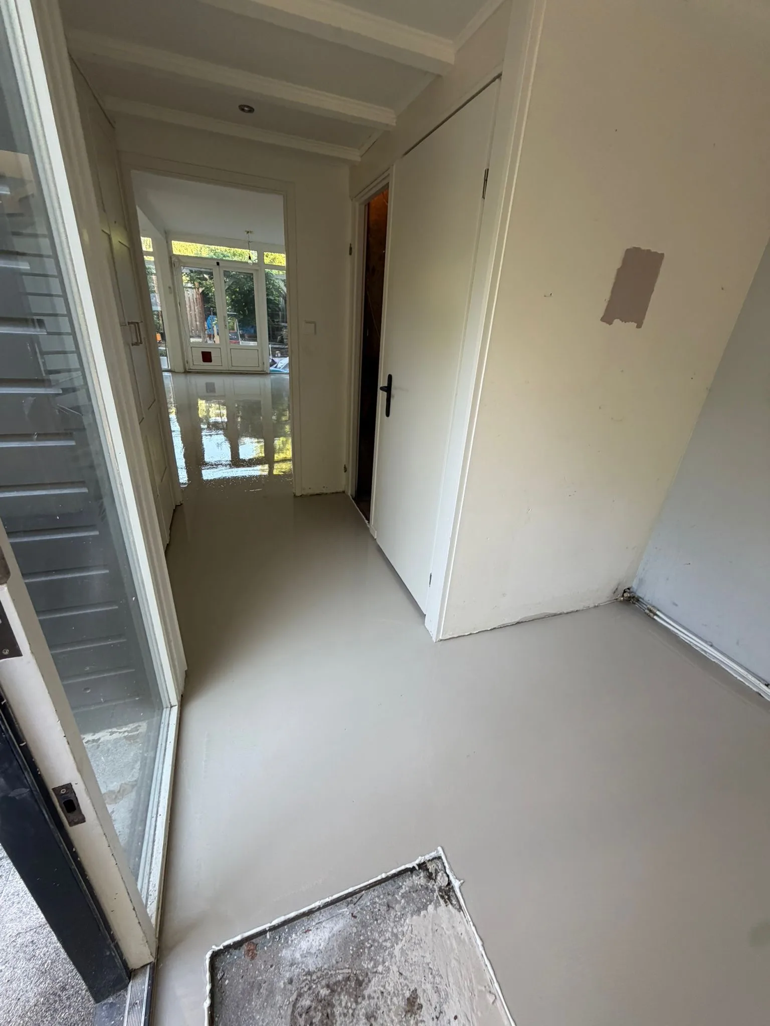 Geëgaliseerde ondervloer met strak dichtgesmeerde vloerverwarming
