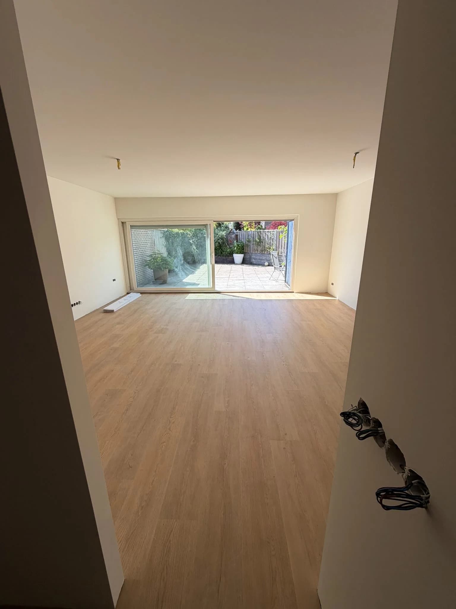Rechte strook PVC vloer in een woonkamer met tuindeuren