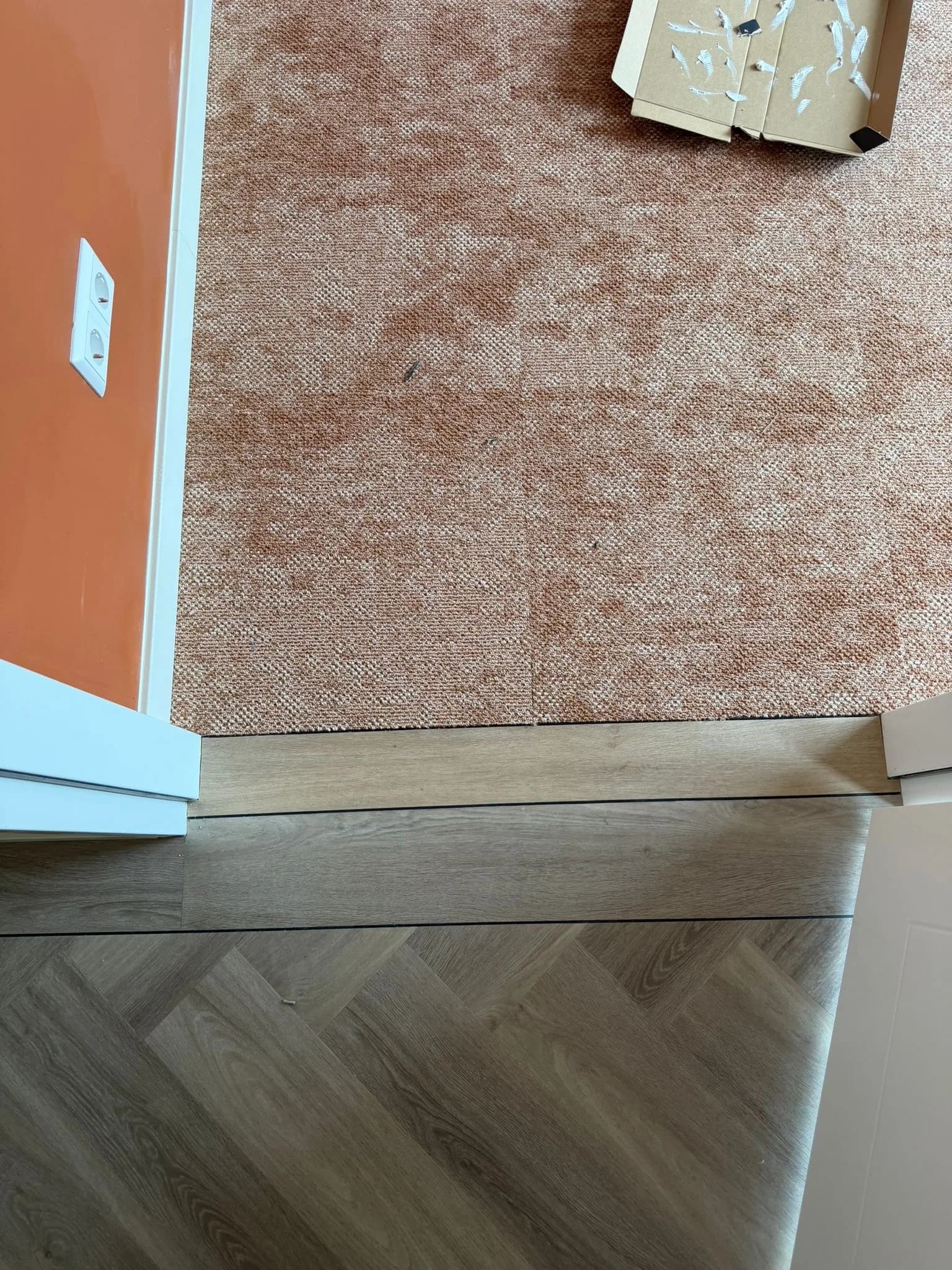 Overgang van tapijt naar PVC met band en bies afgewerkt