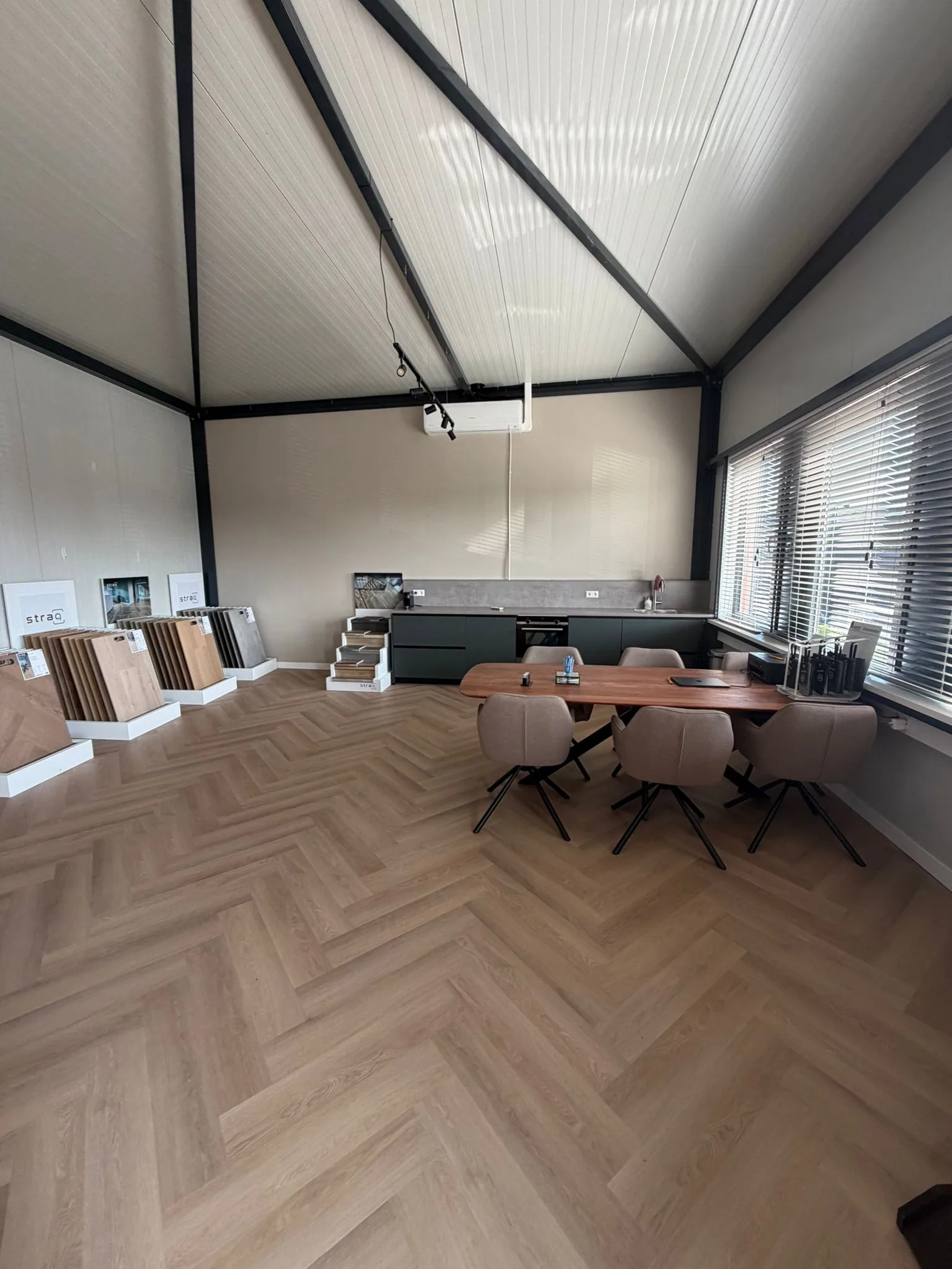 Showroom van Floorluxe met vloerstalen en overlegtafel