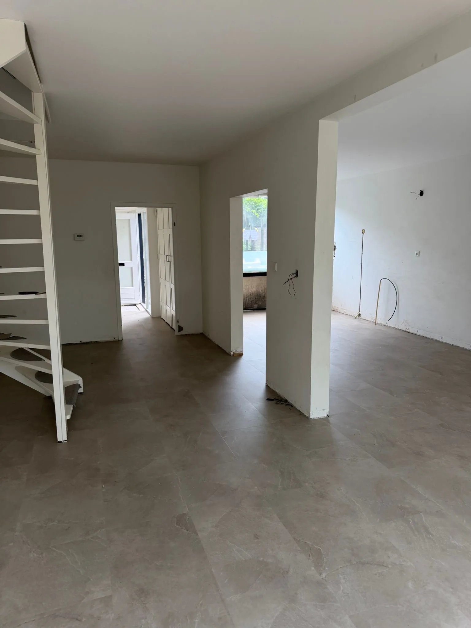Betonlook PVC vloer doorlopend van woonkamer naar hal
