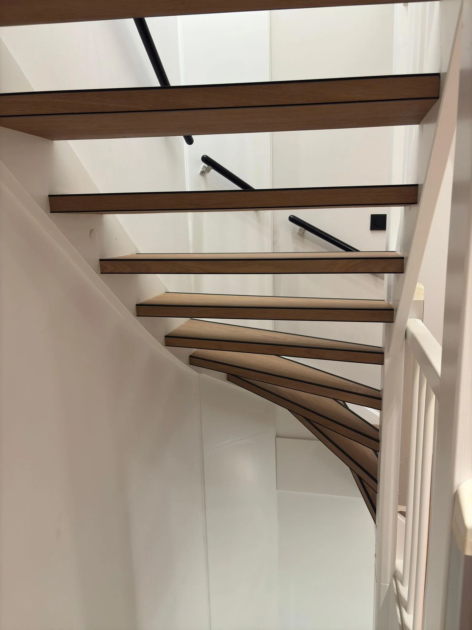 Trap met bocht van onderaf gezien, treden bekleed met PVC