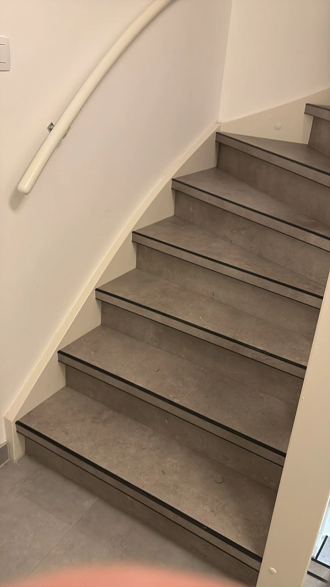 Trap met bocht, bekleed met PVC in een lichte eikentint