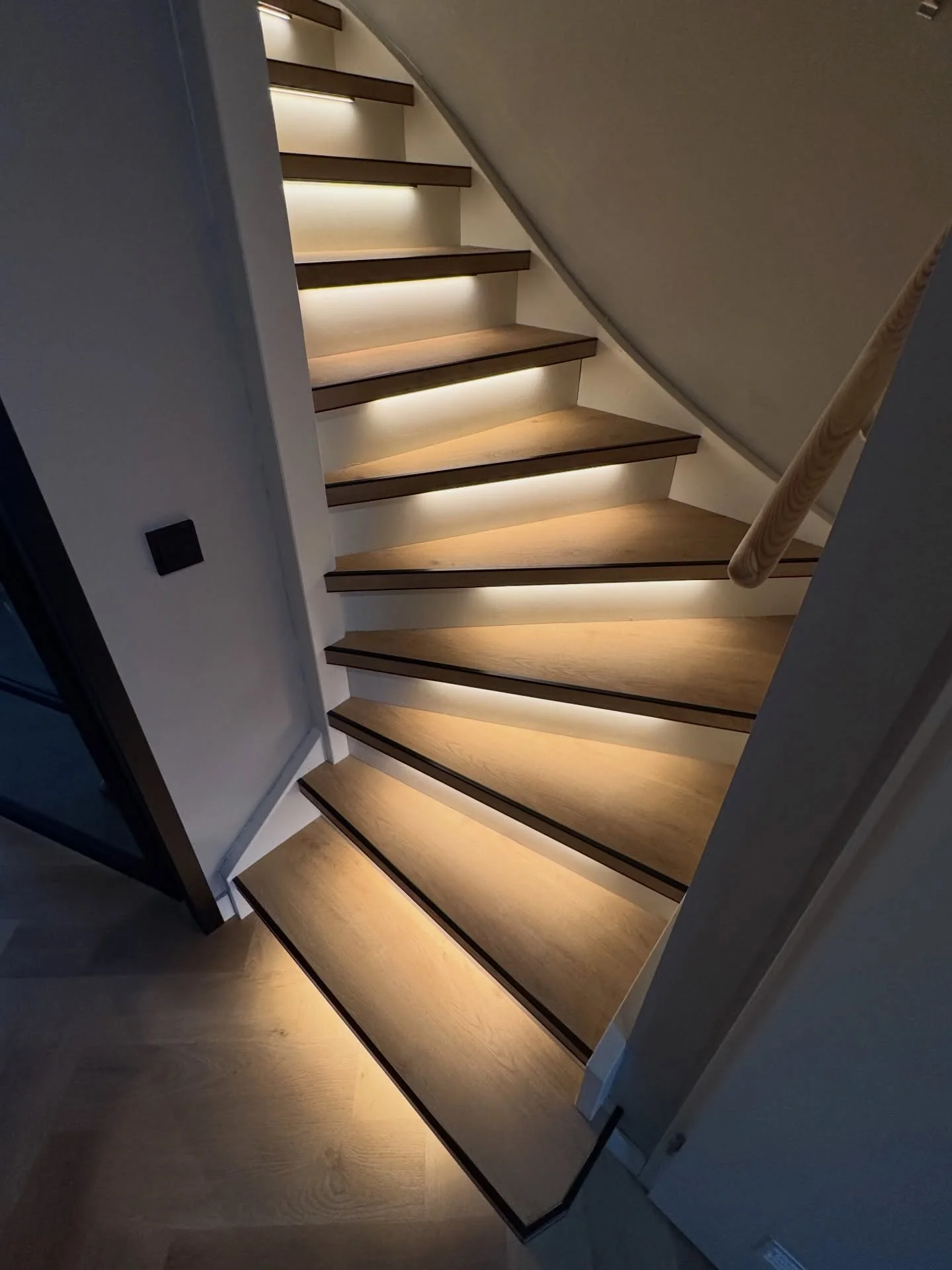 Verlichte PVC trap in een donkere hal