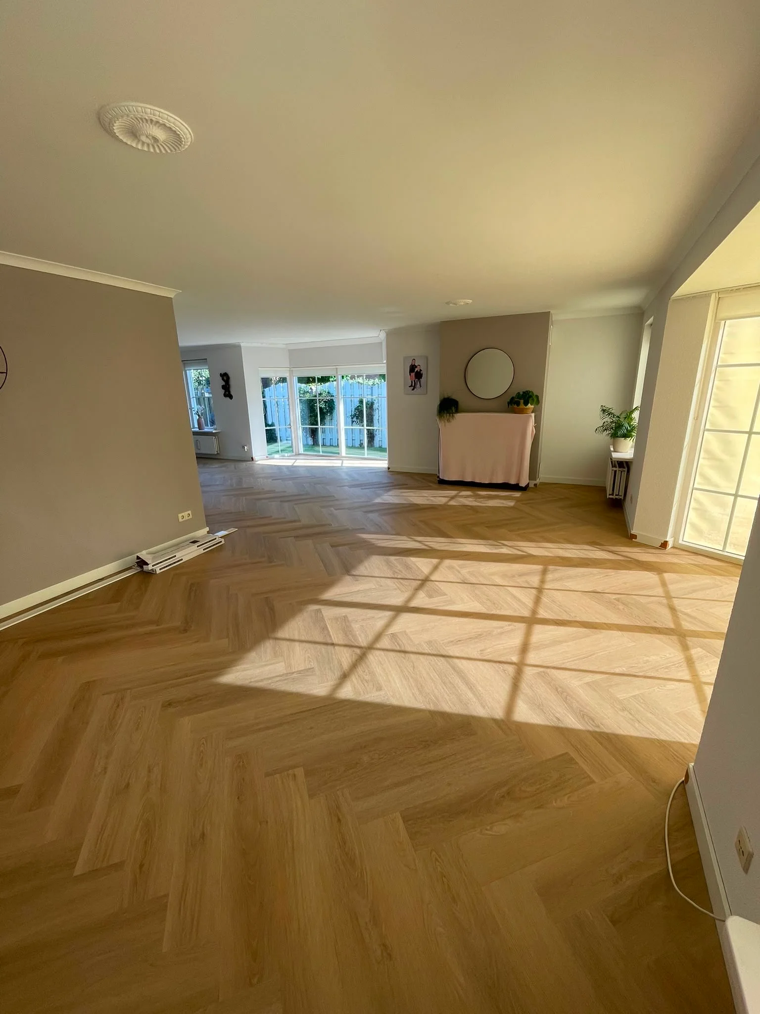 Visgraat PVC vloer in een zonnige woonkamer van een appartement