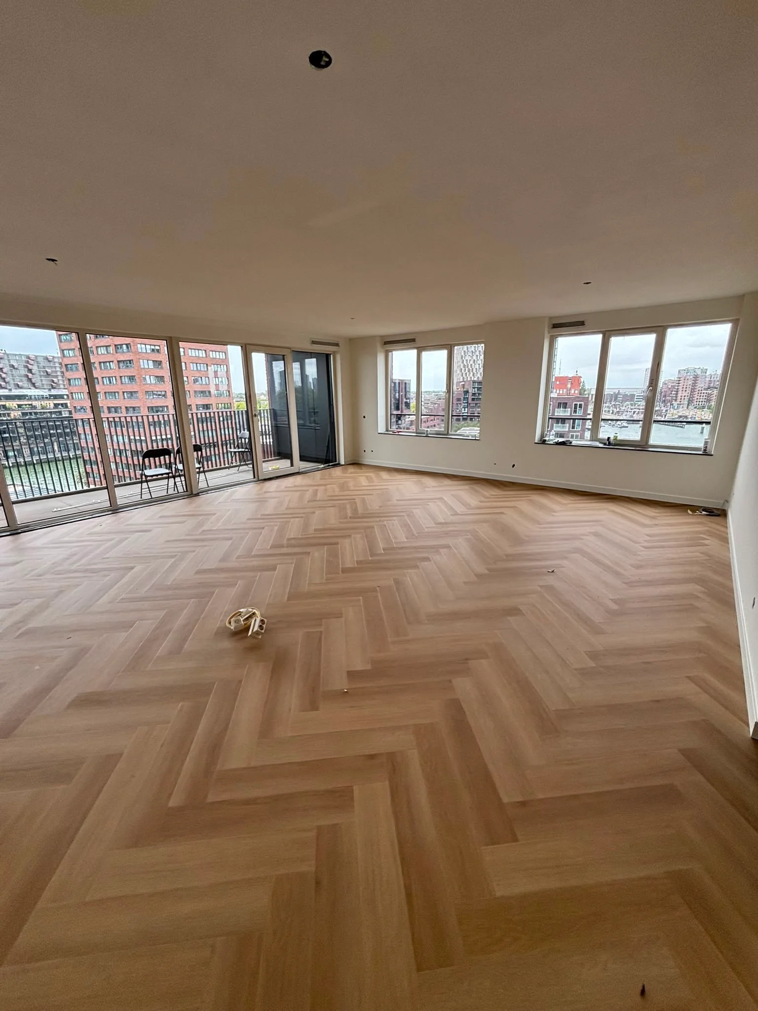 Visgraat PVC vloer in een appartement met uitzicht over de haven