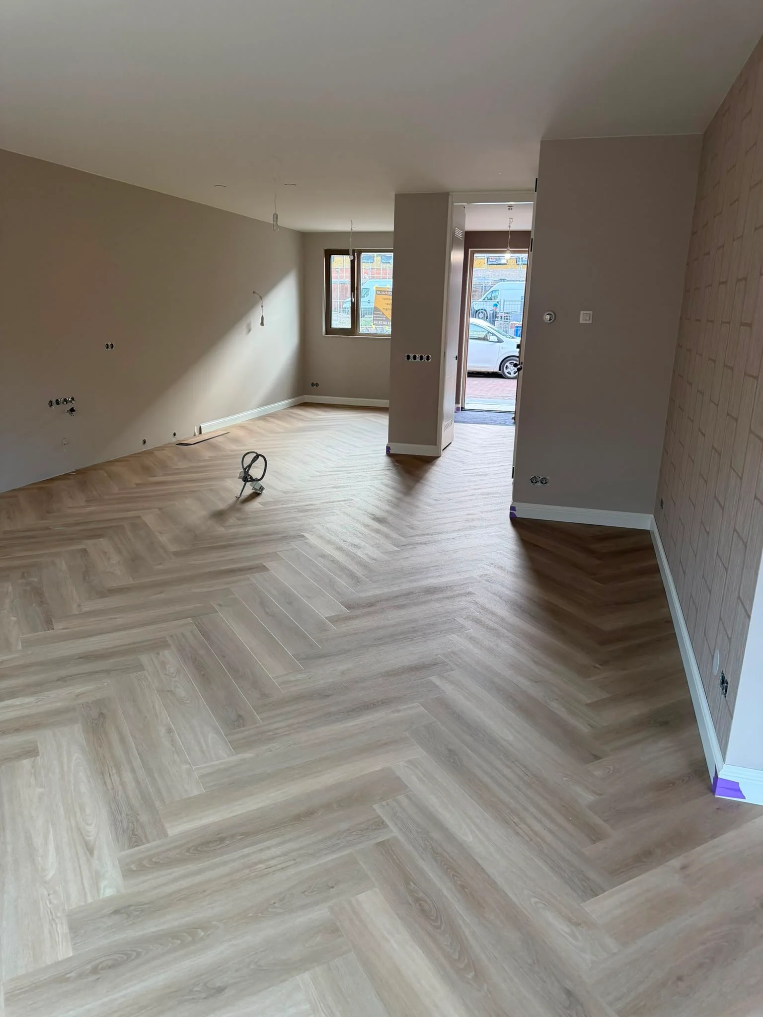Walvisgraat PVC vloer in een doorzonwoning, van voor tot achter